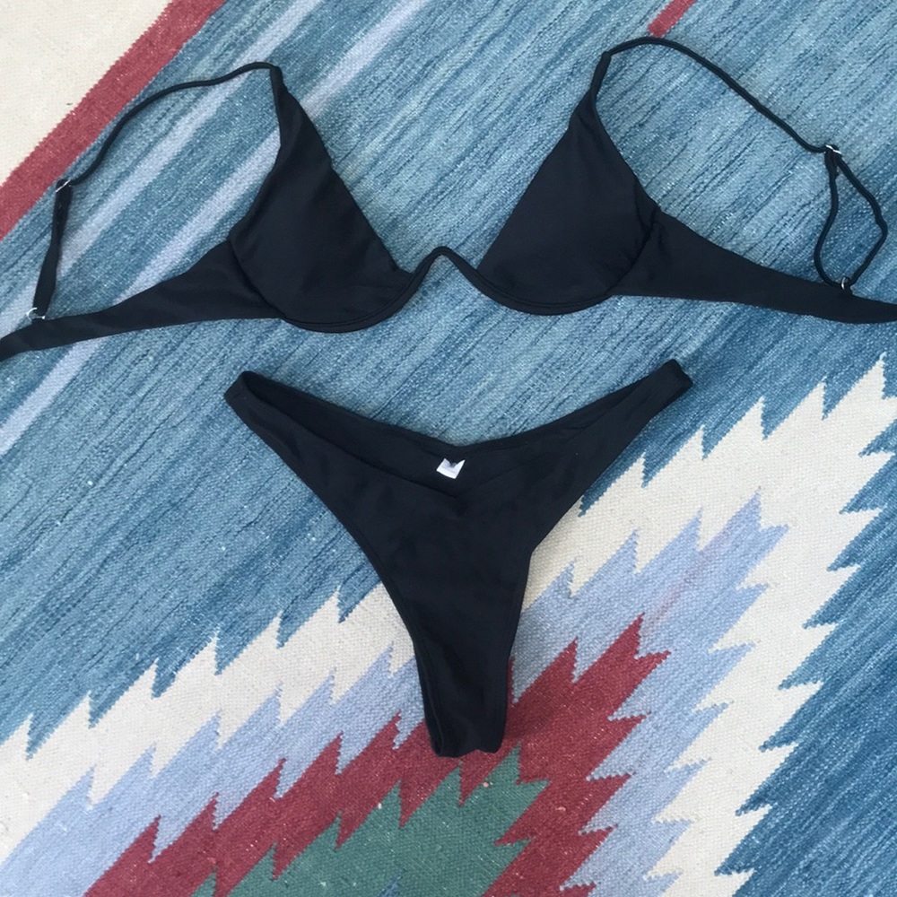Black cheeky bikini